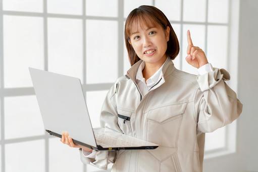 指差す作業員女性 作業員,女性,作業服の写真素材