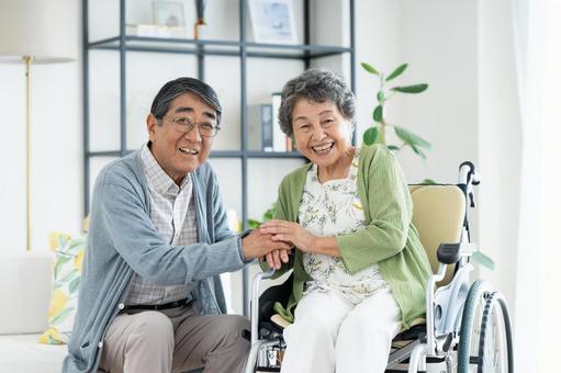 在宅介護をするシニアの夫婦 在宅介護をするシニアの夫婦 介護,シニア,夫婦の写真素材