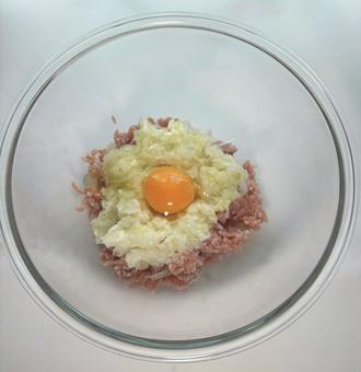 ガラスボウルに入った肉と野菜と卵 ガラスボウルに入った肉と野菜と卵の写真