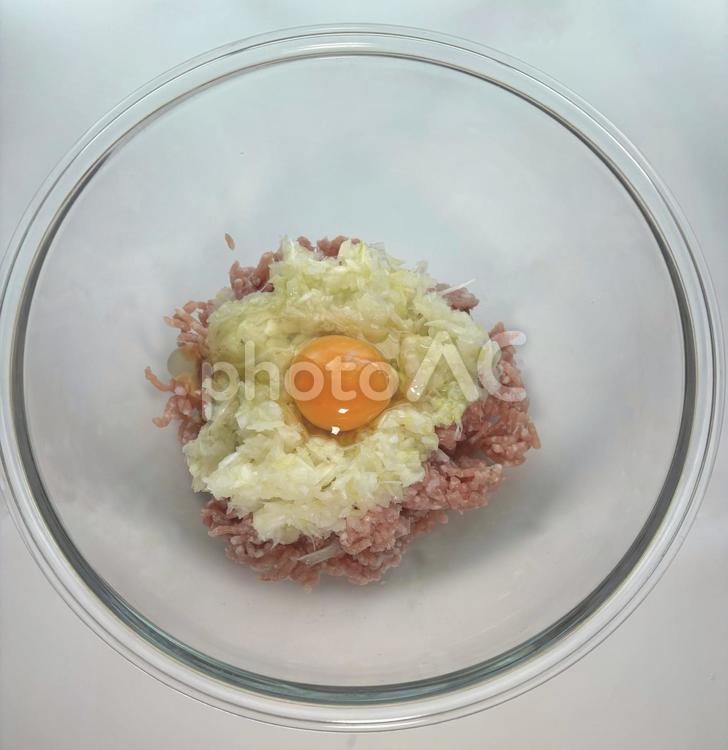 ガラスボウルに入った肉と野菜と卵 ガラス,ボウル,ひき肉の写真素材