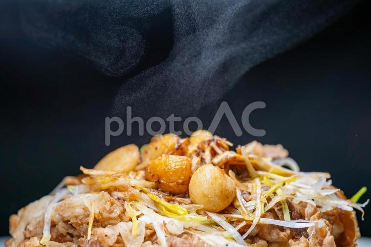 湯気が立っているにんにくのせ白髪牛丼 牛丼,にんにく,ネギの写真素材