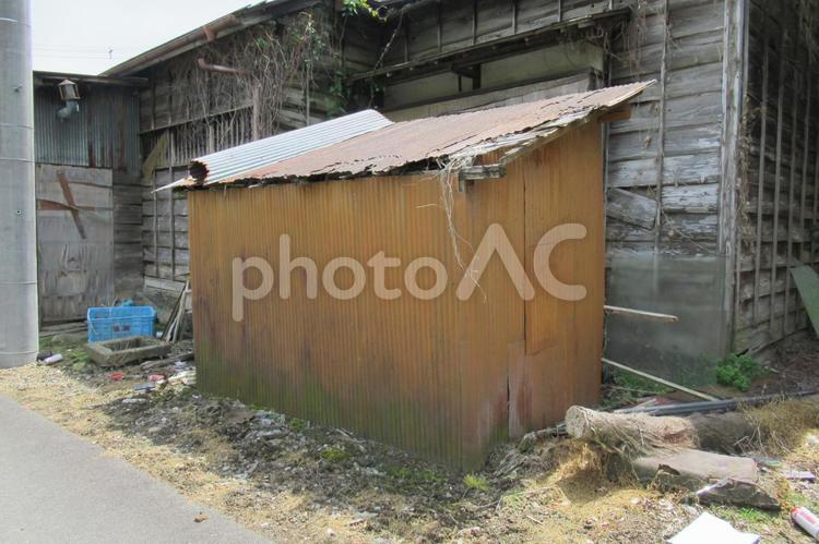 古い空き家の隣にあるトタン壁の物置き 小屋,物置き,空き家の写真素材