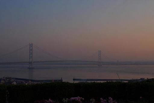 早朝の明石海峡大橋 早朝の明石海峡大橋 明石海峡大橋,明石,淡路島の写真素材