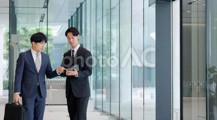 歩きながら指示をするビジネスマン ビジネスマン,男性,指示の写真素材