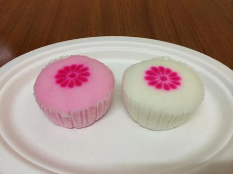 沖縄の郷土菓子、あんこ入り紅白かるかん 沖縄の郷土菓子、あんこ入り紅白かるかん かるかん,紅白,2つの写真素材