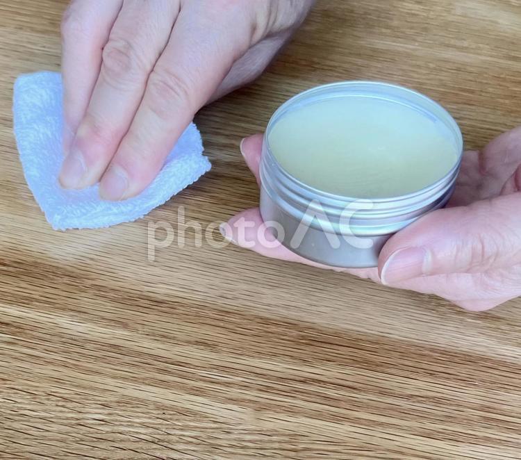 蜜蝋を塗る手　テーブル 蜜蝋ワックス,蜜蝋,手の写真素材