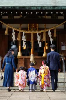 手をつないで本殿へ向かう家族の参拝風景 手をつないで本殿へ向かう家族の参拝風景の写真