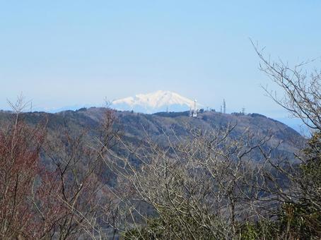猿投山山頂から見た御嶽山 猿投山山頂から見た御嶽山 山,登山,御嶽山の写真素材