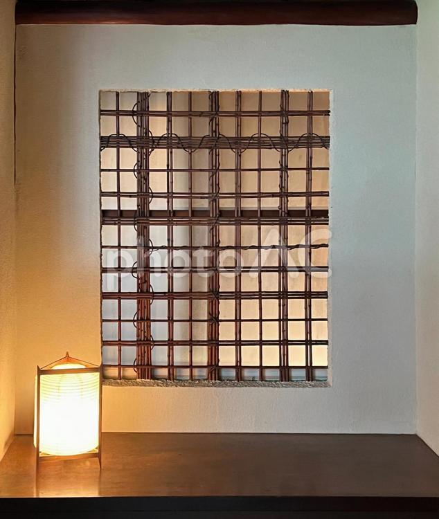 明かりのついた小窓 照明,明かり,灯の写真素材