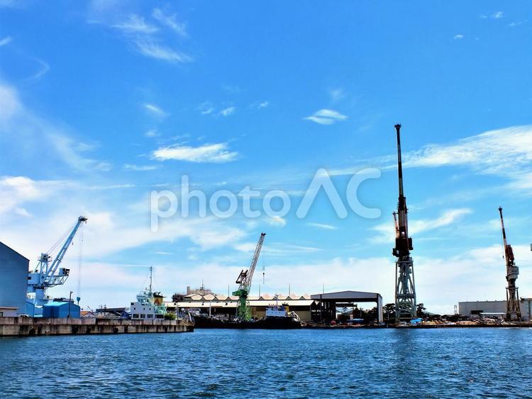 美しい空と　何台も立ち聳える巨大クレーン 港,クレーン,巨大の写真素材
