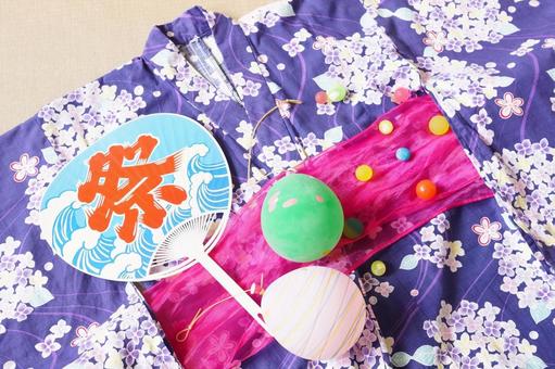 浴衣とうちわ 水ヨーヨーとスーパーボール 浴衣とうちわ 水ヨーヨーとスーパーボール ゆかた,夏まつり,お祭りの写真素材