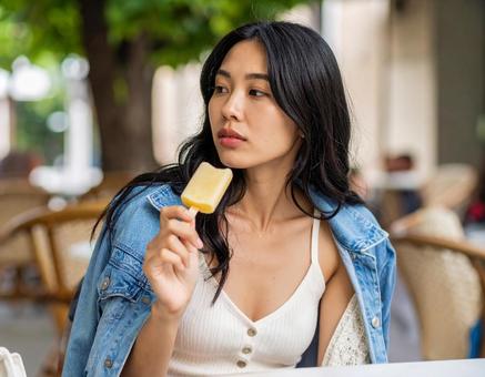アイスキャンディーを食べる女性 アイスキャンディーを食べる女性の写真