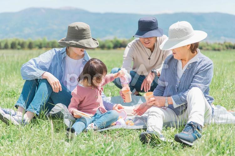 公園でピクニックするアジア人ファミリー 家族,ピクニック,親子の写真素材
