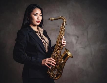 女性　音楽家　バリトンサックス　ジャズの写真
