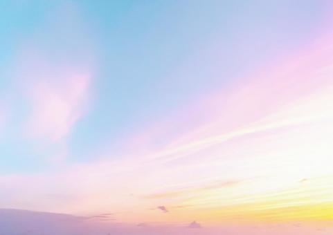 夕暮れ空・パステルピンクに染まる雲 夕暮れ空・パステルピンクに染まる雲の写真