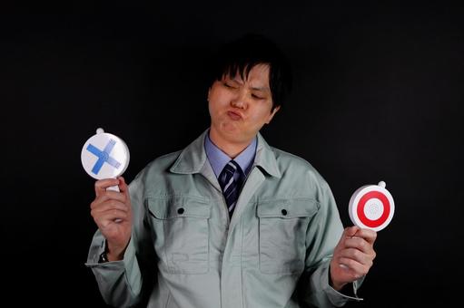 答えに迷う作業員 答えに迷う作業員 作業員,男性,悩むの写真素材