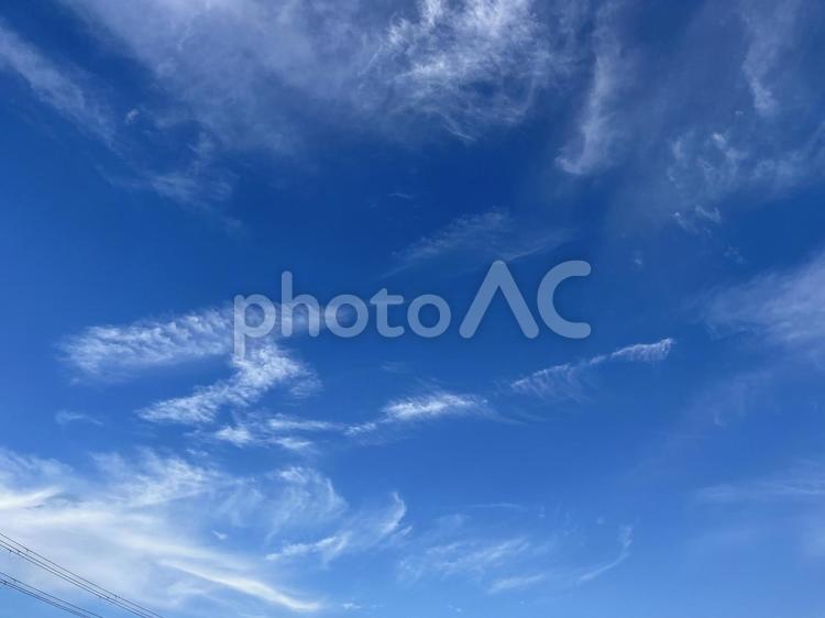 真っ青な美しい空と雲 空,青空,晴れの写真素材