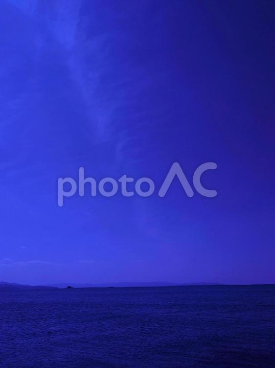 薄雲の空と静かな海の風景（ブルー） 空,朝焼け,朝焼の写真素材