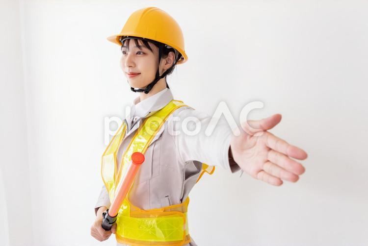 反射ベストを着た警備員　 女性,人物,日本人の写真素材