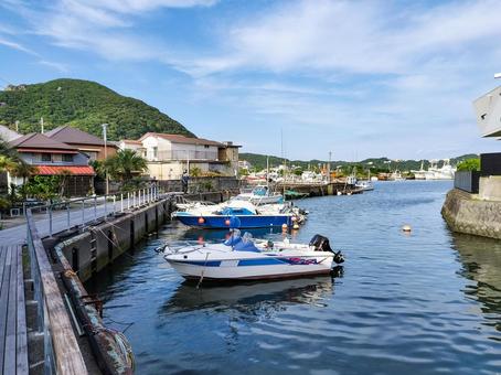 下田港、稲生沢川への水路、寝姿山を遠望 下田港,寝姿山,稲生沢川の写真素材
