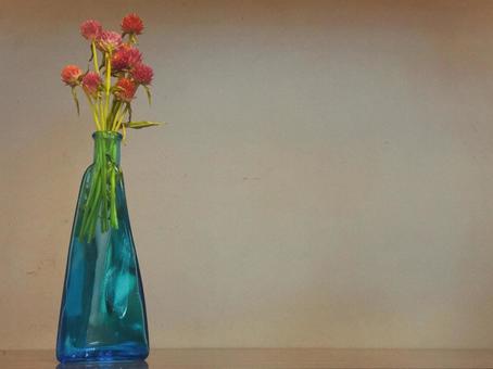 シンプルな青いガラス花瓶と花の装飾 シンプルな青いガラス花瓶と花の装飾 花瓶,青い花瓶,ガラス花瓶の写真素材
