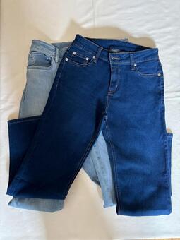 ブルーと水色のジーンズ(1) ジーンズ,デニム,ブルーの写真素材