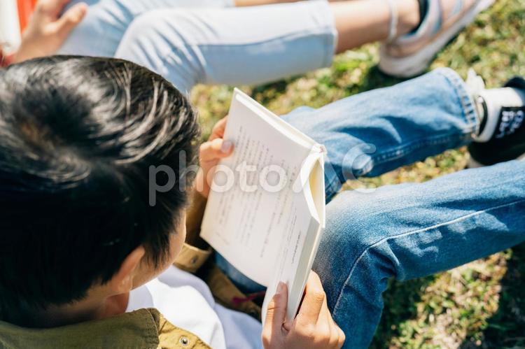 本を読む小学生 読書,小説,本の写真素材