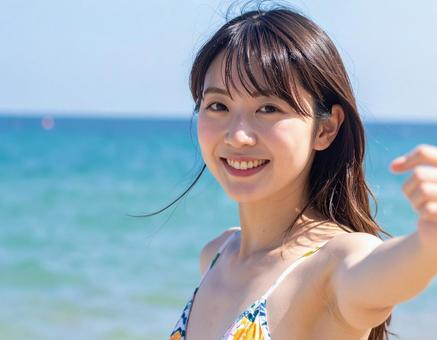 海に海水浴に来た笑顔の若い女性の写真
