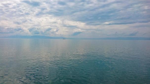 曇りの日の琵琶湖の風景 曇りの日の琵琶湖の風景 琵琶湖,滋賀県,湖の写真素材