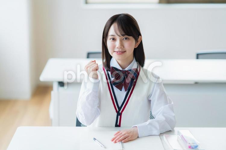 教室で勉強する学生 高校生,笑顔,学生の写真素材