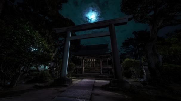 月明かりが照らす夜の神社 月明かりが照らす夜の神社の写真