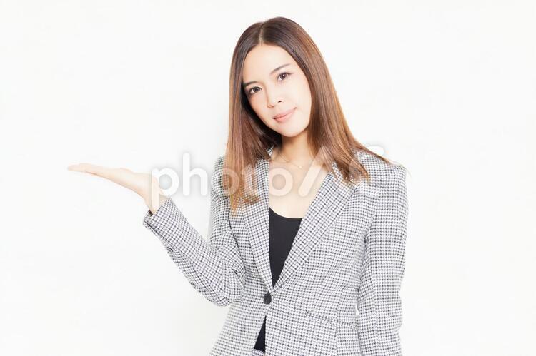 案内のジェスチャーをするビジネスウーマン 女性,案内,ジェスチャーの写真素材