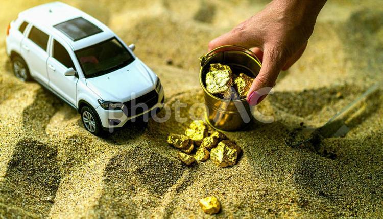 トレジャーハンター　金塊　スコップ 金塊,砂地,金の写真素材