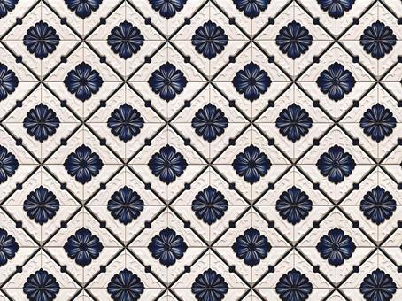 青と白の花柄のタイルの壁の写真