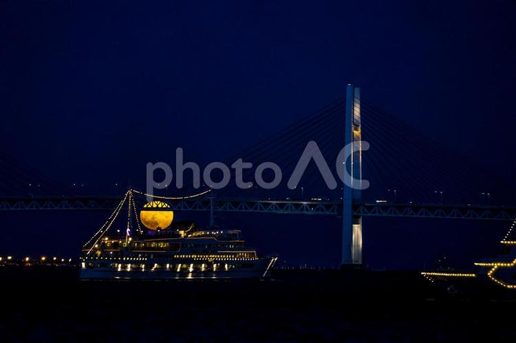 中秋の名月と横浜港 横浜港,中秋の名月,9月の写真素材