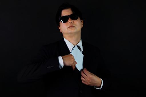 スーツ男性封筒をしまう スーツ男性封筒をしまう 男性,スーツ,封筒の写真素材
