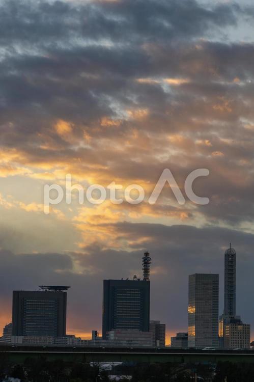 見沼田んぼから見た夕焼け さいたま新都心,ビル群,マジックアワーの写真素材