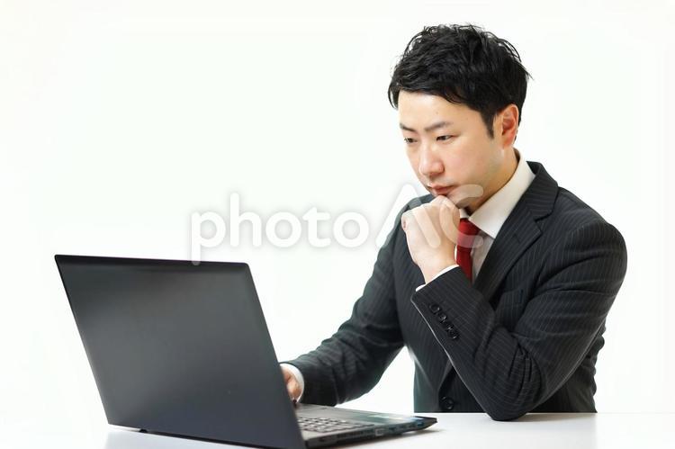 PCを見て考えているビジネスマン ビジネス,会社,ビジネスシーンの写真素材