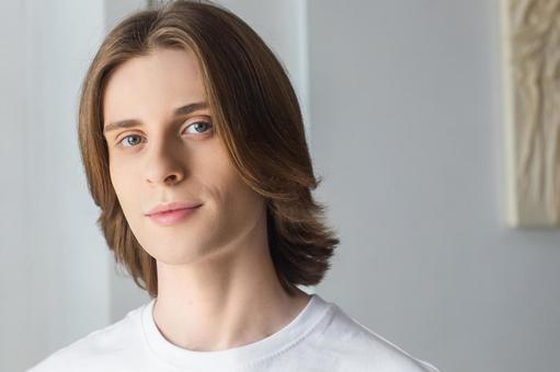 白いTシャツのカメラ目線の長髪男性 男性,外国人,欧米人の写真素材