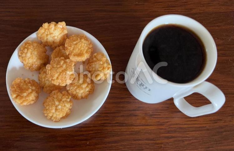 R7.07.10　コーヒーと歌舞伎揚げ コーヒータイム,コーヒーブレイク,コーヒーの写真素材