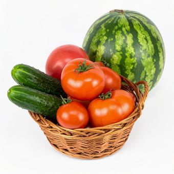 籠に入った夏野菜 籠に入った夏野菜の写真
