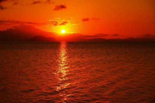 琵琶湖 湖北 夜明け 日の出 朝焼け 琵琶湖 湖北 夜明け 日の出 朝焼け の写真