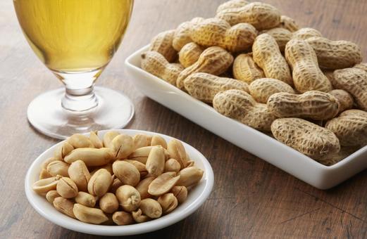 殻付きピーナッツ 生ビール 殻付きピーナッツ 生ビール 殻付きピーナッツ,生ビール,落花生の写真素材