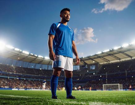 スタジアムに立つサッカー選手のイメージ スタジアムに立つサッカー選手のイメージの写真