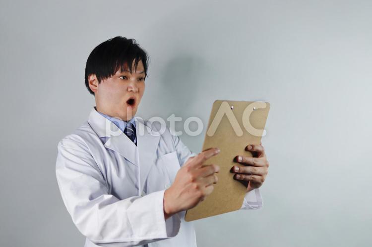 衝撃の事実を見て驚く医師 医師,驚き,男性の写真素材