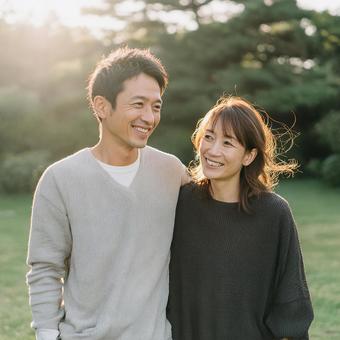 穏やかな日差しの中で寄り添う夫婦 穏やかな日差しの中で寄り添う夫婦の写真