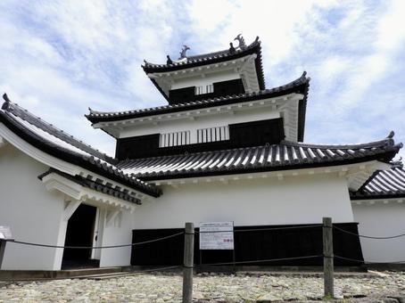 白河小峰城三重櫓を西から見上げる 白河小峰城三重櫓を西から見上げるの写真