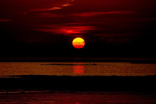 <素材>秋の海に沈む夕日の風景 <素材>秋の海に沈む夕日の風景の写真