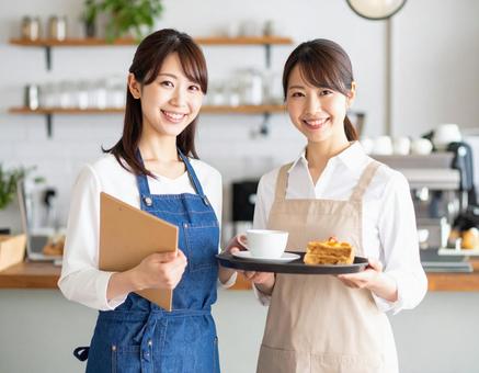 笑顔で迎えるカフェ店員 笑顔で迎えるカフェ店員の写真