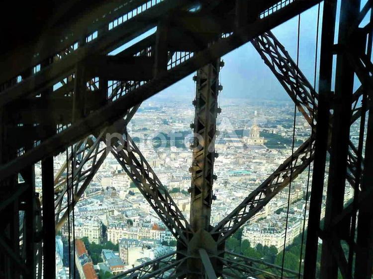 パリの思い出　エッフェル塔　エレベータからの風景 エッフェル塔,パリ,骨組みの写真素材